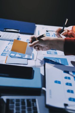 Genç Asyalı iş dünyası yaratıcı takımı mobil uygulama yazılım tasarımı projesinde birlikte çalışıyor. Beyin fırtınası toplantısı, internet teknolojisi, akıllı telefon uygulama tasarımcısı, ofis çalışanı takım çalışması konsepti