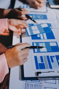 Genç Asyalı iş dünyası yaratıcı takımı mobil uygulama yazılım tasarımı projesinde birlikte çalışıyor. Beyin fırtınası toplantısı, internet teknolojisi, akıllı telefon uygulama tasarımcısı, ofis çalışanı takım çalışması konsepti