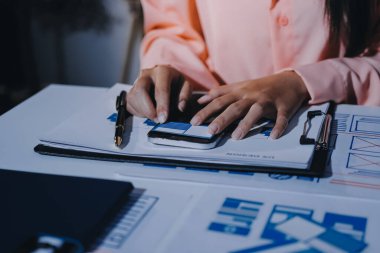 Genç Asyalı iş dünyası yaratıcı takımı mobil uygulama yazılım tasarımı projesinde birlikte çalışıyor. Beyin fırtınası toplantısı, internet teknolojisi, akıllı telefon uygulama tasarımcısı, ofis çalışanı takım çalışması konsepti