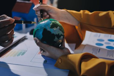 ESG 'nin çevresel sosyal yönetimi, çevre dostu şirket toplantılarında, temiz ve sürdürülebilir gelecekteki ekoloji için çevre korumasını uygulayan iş adamlarıyla dizüstü bilgisayarda sergileniyor. Önde.