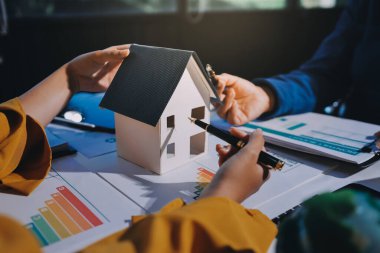 ESG 'nin çevresel sosyal yönetimi, çevre dostu şirket toplantılarında, temiz ve sürdürülebilir gelecekteki ekoloji için çevre korumasını uygulayan iş adamlarıyla dizüstü bilgisayarda sergileniyor. Önde.