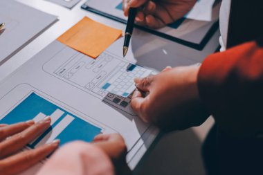 Genç Asyalı iş dünyası yaratıcı takımı mobil uygulama yazılım tasarımı projesinde birlikte çalışıyor. Beyin fırtınası toplantısı, internet teknolojisi, akıllı telefon uygulama tasarımcısı, ofis çalışanı takım çalışması konsepti