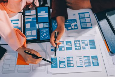 Genç Asyalı iş dünyası yaratıcı takımı mobil uygulama yazılım tasarımı projesinde birlikte çalışıyor. Beyin fırtınası toplantısı, internet teknolojisi, akıllı telefon uygulama tasarımcısı, ofis çalışanı takım çalışması konsepti