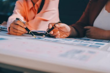 Genç Asyalı iş dünyası yaratıcı takımı mobil uygulama yazılım tasarımı projesinde birlikte çalışıyor. Beyin fırtınası toplantısı, internet teknolojisi, akıllı telefon uygulama tasarımcısı, ofis çalışanı takım çalışması konsepti