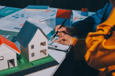 ESG 'nin çevresel sosyal yönetimi, çevre dostu şirket toplantılarında, temiz ve sürdürülebilir gelecekteki ekoloji için çevre korumasını uygulayan iş adamlarıyla dizüstü bilgisayarda sergileniyor. Önde.