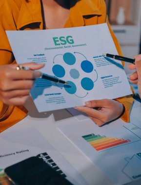 ESG 'nin çevresel sosyal yönetimi, çevre dostu şirket toplantılarında, temiz ve sürdürülebilir gelecekteki ekoloji için çevre korumasını uygulayan iş adamlarıyla dizüstü bilgisayarda sergileniyor. Önde.