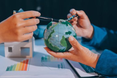ESG 'nin çevresel sosyal yönetimi, çevre dostu şirket toplantılarında, temiz ve sürdürülebilir gelecekteki ekoloji için çevre korumasını uygulayan iş adamlarıyla dizüstü bilgisayarda sergileniyor. Önde.