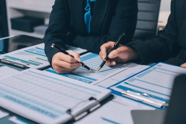 Fon yöneticileri takım danışmanlığı ve ofisteki yatırım borsası analizi hakkında tartışmalar