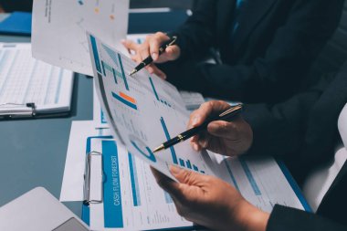 Fon yöneticileri takım danışmanlığı ve ofisteki yatırım borsası analizi hakkında tartışmalar