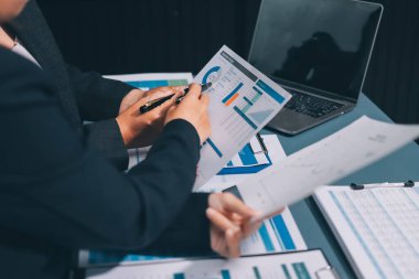 Fon yöneticileri takım danışmanlığı ve ofisteki yatırım borsası analizi hakkında tartışmalar