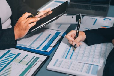 Fon yöneticileri takım danışmanlığı ve ofisteki yatırım borsası analizi hakkında tartışmalar