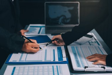 Fon yöneticileri takım danışmanlığı ve ofisteki yatırım borsası analizi hakkında tartışmalar