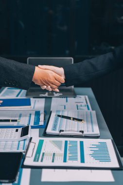 İş birleşme ve satın alma, başarılı müzakere, tokalaşma, ortaklık ve iş anlaşması konseptine ortak olmak için iki iş adamı el sıkışması.