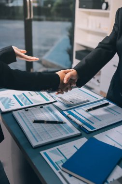 İş birleşme ve satın alma, başarılı müzakere, tokalaşma, ortaklık ve iş anlaşması konseptine ortak olmak için iki iş adamı el sıkışması.