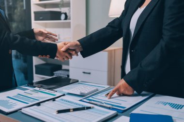 İş birleşme ve satın alma, başarılı müzakere, tokalaşma, ortaklık ve iş anlaşması konseptine ortak olmak için iki iş adamı el sıkışması.