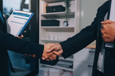 Ortaklık anlaşma yaparken grup toplantısında sallayarak eller, yeni ortağı ile karşılıklı işbirliği Şükran saygı, iş, kadın milleti yeti kavramı olarak karşılama işkadını görünümü kapatın.