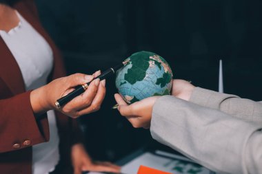 Karbon dengeli fiyat raporu CO2 emisyonu. ESG etik KOBİ ofisindeki gelecekteki büyüme ağı sıfır atığı küresel ısınma sosyal meseleleri projesini koruyor. Bir grup Asyalı SDG 'nin planı