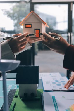 Karbon dengeli fiyat raporu CO2 emisyonu. ESG etik KOBİ ofisindeki gelecekteki büyüme ağı sıfır atığı küresel ısınma sosyal meseleleri projesini koruyor. Bir grup Asyalı SDG 'nin planı