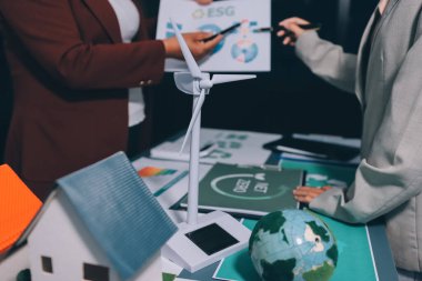 Karbon dengeli fiyat raporu CO2 emisyonu. ESG etik KOBİ ofisindeki gelecekteki büyüme ağı sıfır atığı küresel ısınma sosyal meseleleri projesini koruyor. Bir grup Asyalı SDG 'nin planı