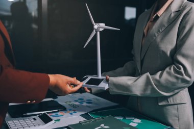 Karbon dengeli fiyat raporu CO2 emisyonu. ESG etik KOBİ ofisindeki gelecekteki büyüme ağı sıfır atığı küresel ısınma sosyal meseleleri projesini koruyor. Bir grup Asyalı SDG 'nin planı
