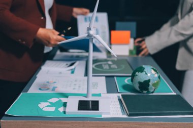 Karbon dengeli fiyat raporu CO2 emisyonu. ESG etik KOBİ ofisindeki gelecekteki büyüme ağı sıfır atığı küresel ısınma sosyal meseleleri projesini koruyor. Bir grup Asyalı SDG 'nin planı