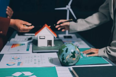 Karbon dengeli fiyat raporu CO2 emisyonu. ESG etik KOBİ ofisindeki gelecekteki büyüme ağı sıfır atığı küresel ısınma sosyal meseleleri projesini koruyor. Bir grup Asyalı SDG 'nin planı