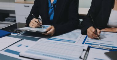 Fon yöneticileri takım danışmanlığı ve ofisteki yatırım borsası analizi hakkında tartışmalar