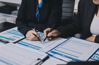 Fon yöneticileri takım danışmanlığı ve ofisteki yatırım borsası analizi hakkında tartışmalar