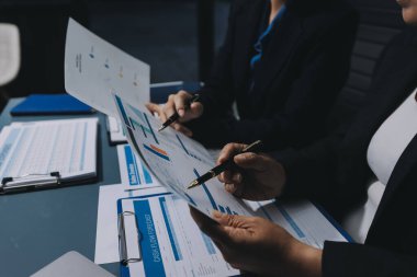 Fon yöneticileri takım danışmanlığı ve ofisteki yatırım borsası analizi hakkında tartışmalar