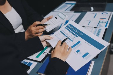 Fon yöneticileri takım danışmanlığı ve ofisteki yatırım borsası analizi hakkında tartışmalar