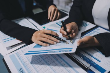 Fon yöneticileri takım danışmanlığı ve ofisteki yatırım borsası analizi hakkında tartışmalar