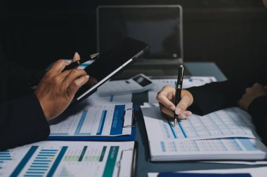 Fon yöneticileri takım danışmanlığı ve ofisteki yatırım borsası analizi hakkında tartışmalar