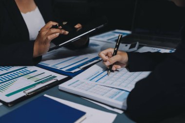 Fon yöneticileri takım danışmanlığı ve ofisteki yatırım borsası analizi hakkında tartışmalar