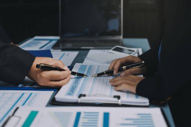 Fon yöneticileri takım danışmanlığı ve ofisteki yatırım borsası analizi hakkında tartışmalar