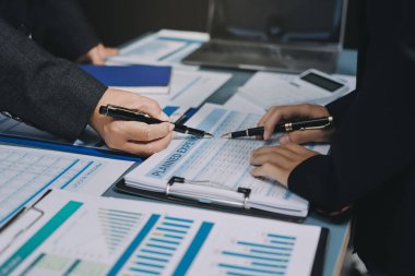 Fon yöneticileri takım danışmanlığı ve ofisteki yatırım borsası analizi hakkında tartışmalar