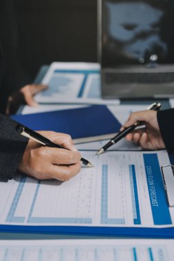 Fon yöneticileri takım danışmanlığı ve ofisteki yatırım borsası analizi hakkında tartışmalar