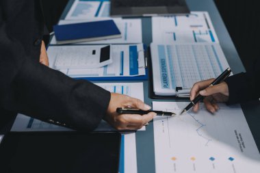 Fon yöneticileri takım danışmanlığı ve ofisteki yatırım borsası analizi hakkında tartışmalar