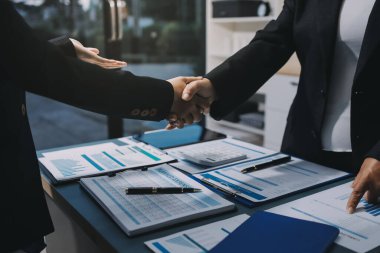 İş birleşme ve satın alma, başarılı müzakere, tokalaşma, ortaklık ve iş anlaşması konseptine ortak olmak için iki iş adamı el sıkışması.