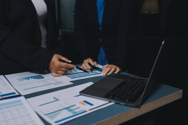 İş adamları iş stratejilerini analiz ediyor ve planlıyorlar.