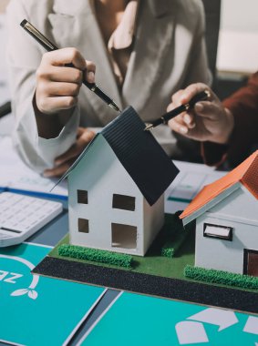 Karbon dengeli fiyat raporu CO2 emisyonu. ESG etik KOBİ ofisindeki gelecekteki büyüme ağı sıfır atığı küresel ısınma sosyal meseleleri projesini koruyor. Bir grup Asyalı SDG 'nin planı