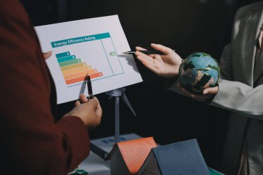 Karbon dengeli fiyat raporu CO2 emisyonu. ESG etik KOBİ ofisindeki gelecekteki büyüme ağı sıfır atığı küresel ısınma sosyal meseleleri projesini koruyor. Bir grup Asyalı SDG 'nin planı