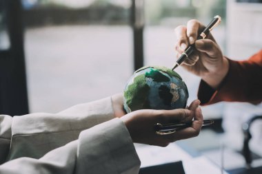 Karbon dengeli fiyat raporu CO2 emisyonu. ESG etik KOBİ ofisindeki gelecekteki büyüme ağı sıfır atığı küresel ısınma sosyal meseleleri projesini koruyor. Bir grup Asyalı SDG 'nin planı