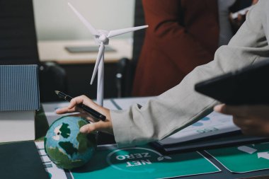 Karbon dengeli fiyat raporu CO2 emisyonu. ESG etik KOBİ ofisindeki gelecekteki büyüme ağı sıfır atığı küresel ısınma sosyal meseleleri projesini koruyor. Bir grup Asyalı SDG 'nin planı