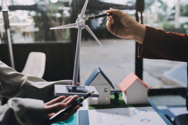 Karbon dengeli fiyat raporu CO2 emisyonu. ESG etik KOBİ ofisindeki gelecekteki büyüme ağı sıfır atığı küresel ısınma sosyal meseleleri projesini koruyor. Bir grup Asyalı SDG 'nin planı