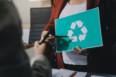 Karbon dengeli fiyat raporu CO2 emisyonu. ESG etik KOBİ ofisindeki gelecekteki büyüme ağı sıfır atığı küresel ısınma sosyal meseleleri projesini koruyor. Bir grup Asyalı SDG 'nin planı