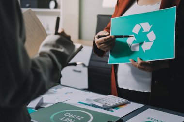 Karbon dengeli fiyat raporu CO2 emisyonu. ESG etik KOBİ ofisindeki gelecekteki büyüme ağı sıfır atığı küresel ısınma sosyal meseleleri projesini koruyor. Bir grup Asyalı SDG 'nin planı