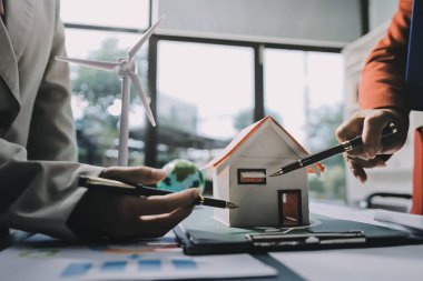 Karbon dengeli fiyat raporu CO2 emisyonu. ESG etik KOBİ ofisindeki gelecekteki büyüme ağı sıfır atığı küresel ısınma sosyal meseleleri projesini koruyor. Bir grup Asyalı SDG 'nin planı