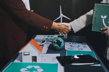 Karbon dengeli fiyat raporu CO2 emisyonu. ESG etik KOBİ ofisindeki gelecekteki büyüme ağı sıfır atığı küresel ısınma sosyal meseleleri projesini koruyor. Bir grup Asyalı SDG 'nin planı