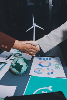 Karbon dengeli fiyat raporu CO2 emisyonu. ESG etik KOBİ ofisindeki gelecekteki büyüme ağı sıfır atığı küresel ısınma sosyal meseleleri projesini koruyor. Bir grup Asyalı SDG 'nin planı