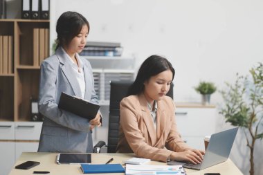 İşçiler bunları şirket konferansında tartışıyor.